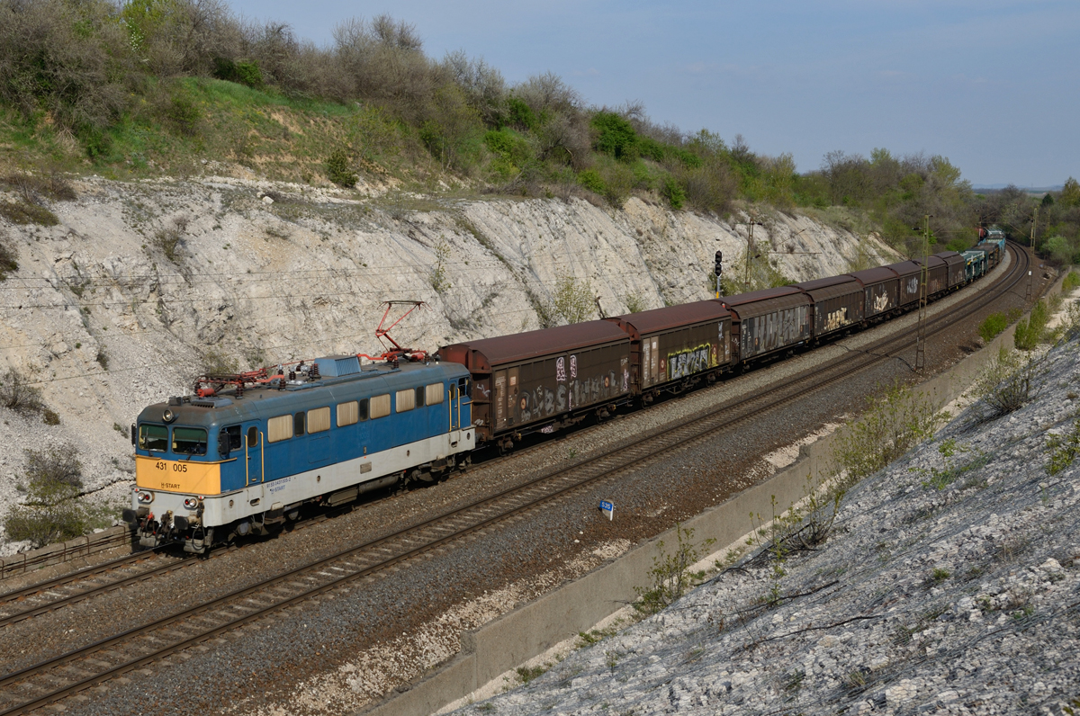 Die 1963 gebaute V43 430 005 war am Nachmittag des 17.April 2018 mit einem Güterzug aus Budapest  in Richtung Komárom unterwegs, und wurde von mir in Szár forografiert.