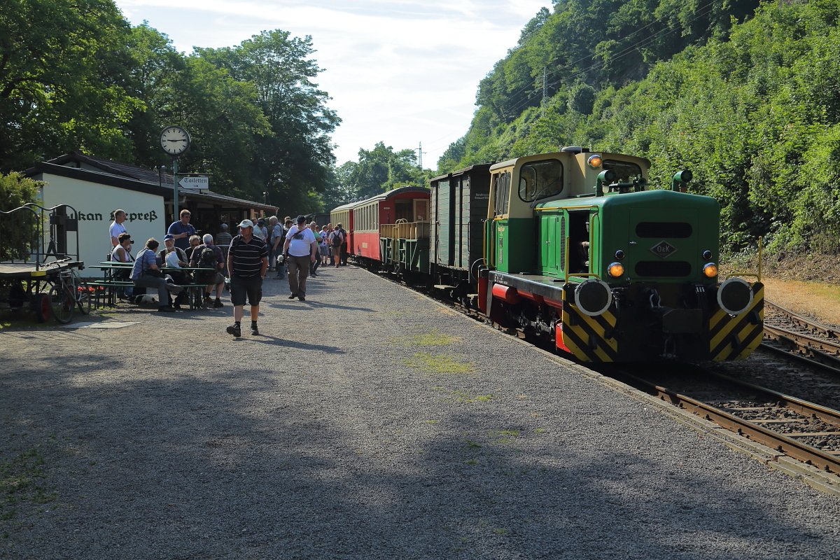 Die 1965 bei Orenstein & Koppel gebaute Diesellok D1 der Brohltalbahn, am 05.06.2015 mit Planzug nach Engeln, abfahrbereit im Bahnhof Brohl-Lützing (BE).