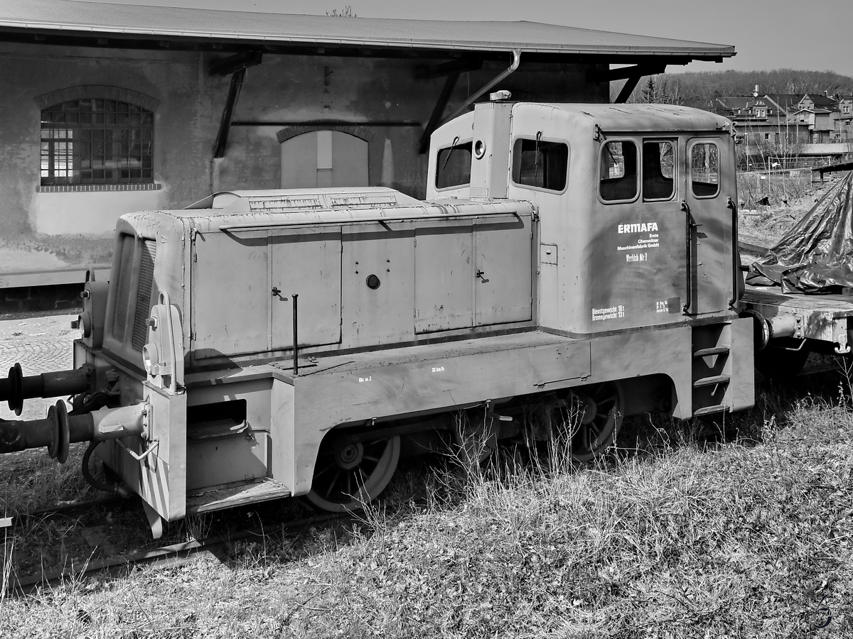 Die 1966 gebaute LKM V10B (252462) war als ERMAFA  1  im Einsat und stand Anfang April 2018 in der Nähe des Sächsischen Eisenbahnmuseums in Chemnitz-Hilbersdorf.