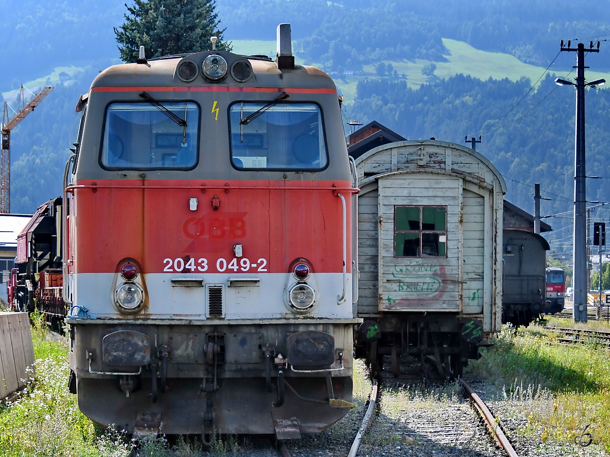 Die 1973 gebaute Diesellokomotive 2043 049-2 der ÖBB war Ende August 2019 im Außenbereich des Heizhauses Lienz ausgestellt.