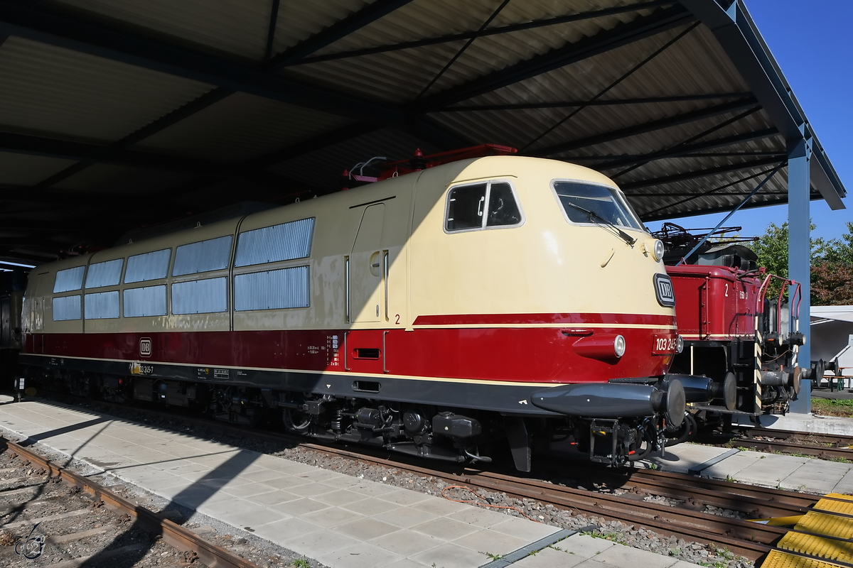 Die 1974 gebaute Elektrolokomotive 103 245-7 konnte ich Anfang September 2021 im Eisenbahnmuseum Koblenz ablichten.