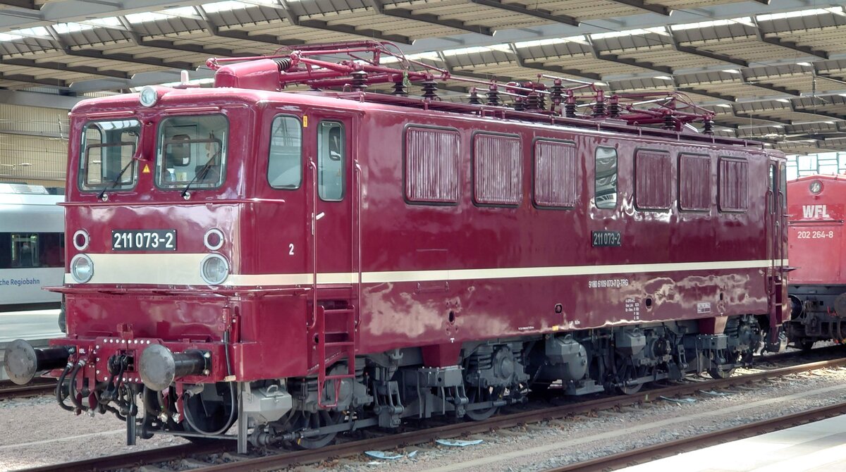 Die 1975 bei LEW Henningsdorf gebaute 211 073 (109 073, E11 073) von Triangula im Hauptbahnhof Chemnitz am 2.6.22