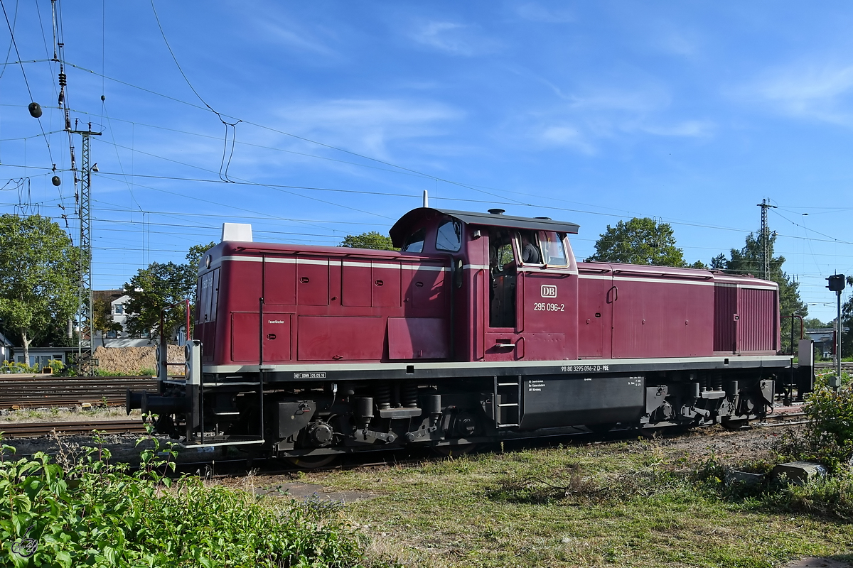 Die 1978 bei MaK gebaute dieselhydraulische Lokomotive 295 096-2 ist Mitte September 2019 in Darmstadt-Kranichstein unterwegs.