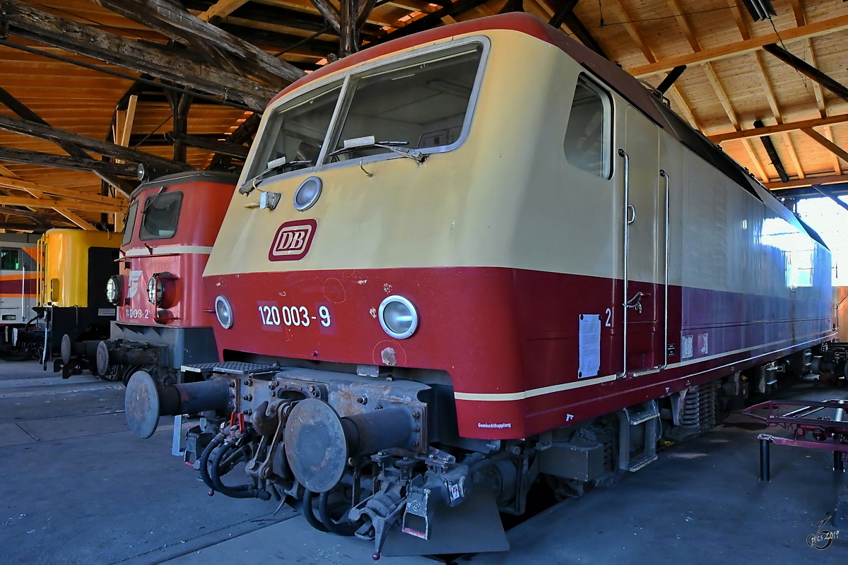 Die 1979 gebaut Elektrolokomotive 120 003-9 war Anfang Juni 2019 im Europahaus des Bahnparkes in Augsburg zu sehen.