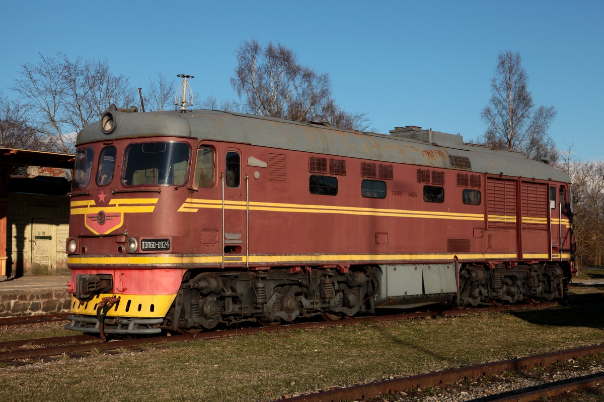 Die 1980 bei Kolomna gebaute TEP60-0924 im Abendlicht am 09.05.2017 im Eisenbahnmuseum Haapsalu. 