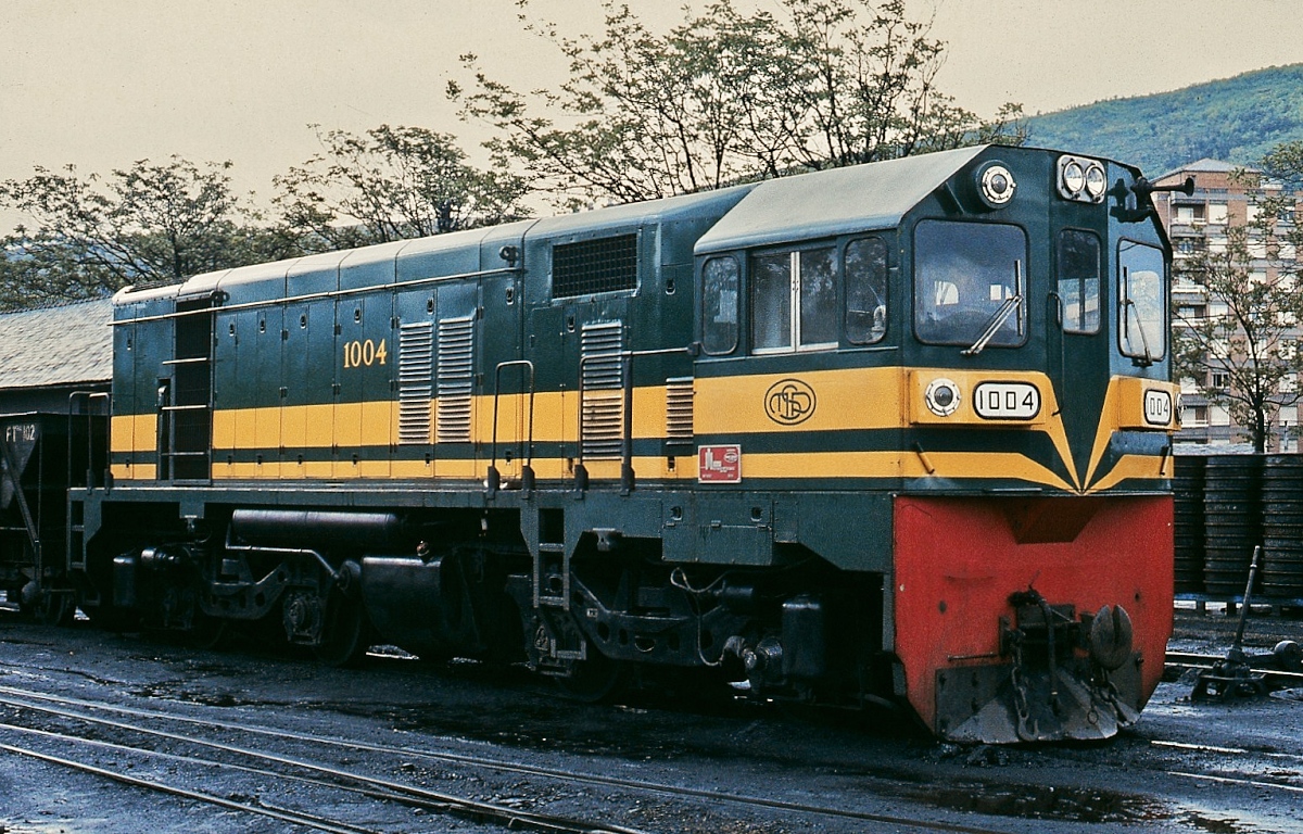 Die 1981 von Macosa an die F.C. Ponferrada-Villablino gelieferten Lokomotiven 1001-1004 sind eine meterspurige Ausführung des General Motors-Exportmodells G18U. Zum Zeitpunkt der Aufnahme am 04.05.1984 hatten sie die Dampflokomotiven im Streckendienst leider schon komplett abgelöst, diesen verblieben nur der Rangierdienst und Übergaben. Die Aufnahme der 1004 entstand in Ponferrada.