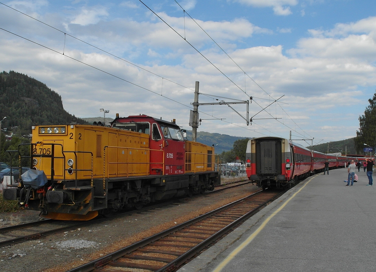 Die 1996 von MaK unter der Fabriknummer 1600005 hergestellte und an die Norwegische Staatsbahn ausgelieferte, bei der NSB als Di 8.705 (92 76 0308 705-1 N-NSB) eingestellte Diesellok war am 22.08.2015 im Bahnhof von Ål an der Bergenbahn abgestellt.