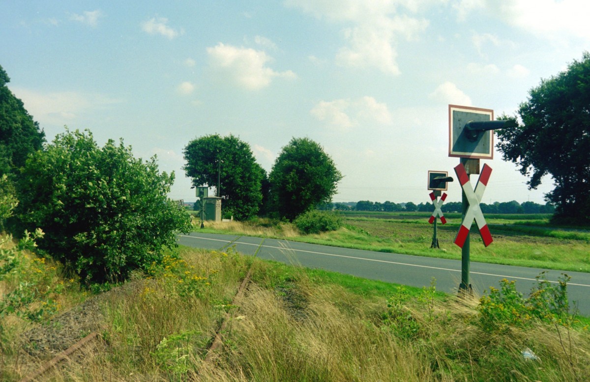 Die 1997 stillgelegte Strecke Sulingen–Lohe(–Nienburg) am 16.08.2001 zwischen Mellinghausen und Siedenburg