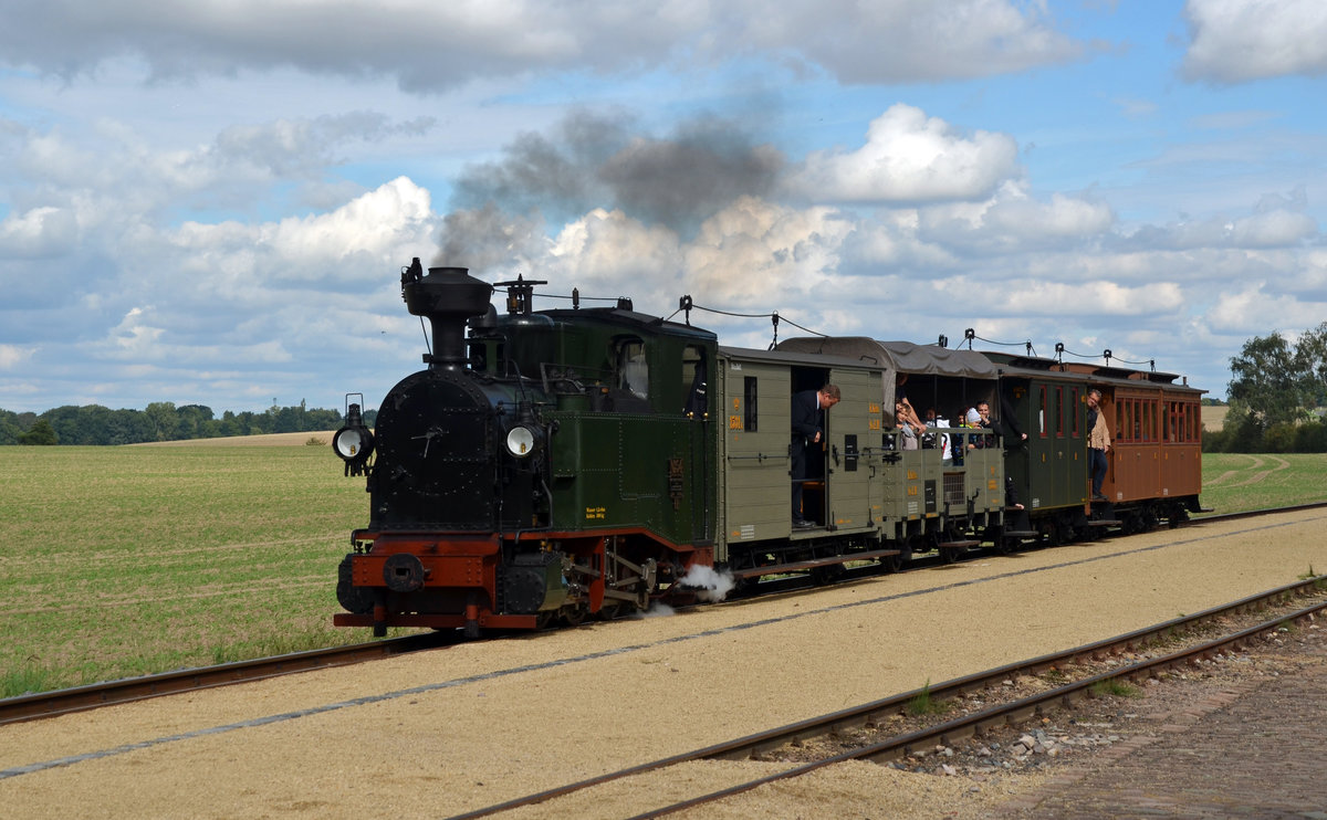Die 1K erreicht mit ihrem Sonderzug von Oschatz Südbahnhof nach Mügeln am 10.09.17 den Haltepunkt Naundorf.