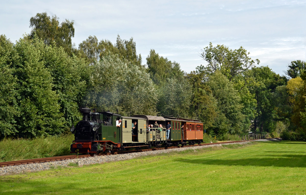 Die 1K führte am 10.09.17 ihren Personenzug von Mügeln kommend durch den Park in Altmügeln nach Kemmlitz.