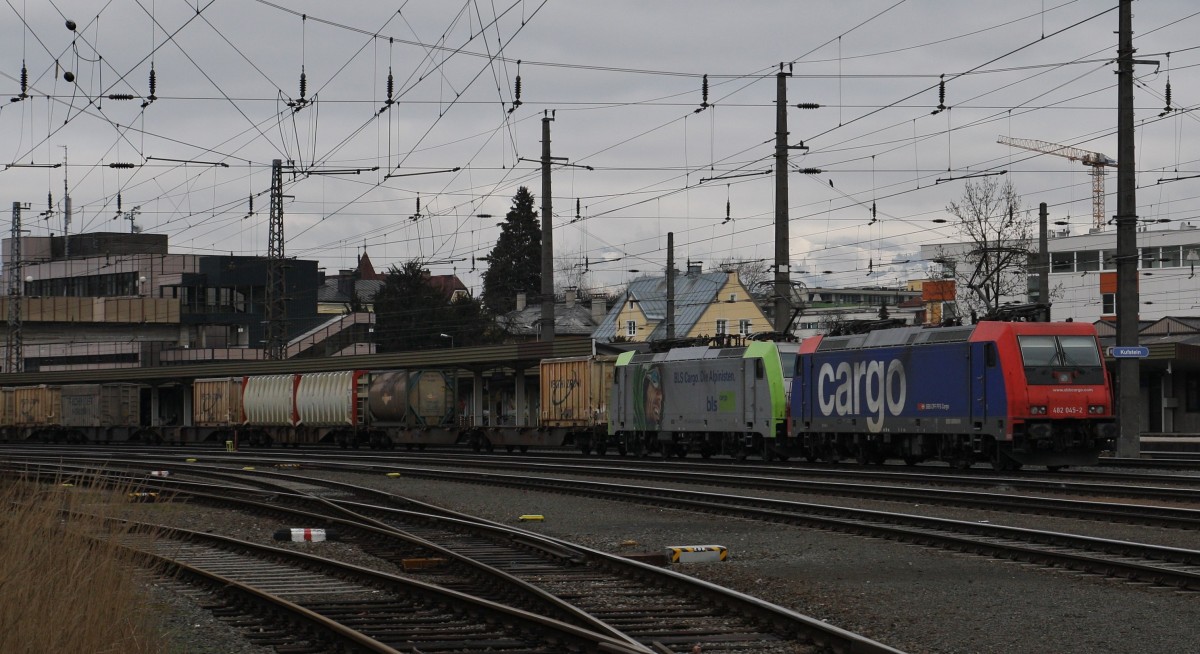 Die 2 angemieteten Loks Re 482 045-2 der SBB Cargo und Re 486 502-8 der BLS stehen am 22.1.214 mit einem KLV im Bahnhof Kufstein. Die 2 Loks sind im Einsatz für Lokomotion.