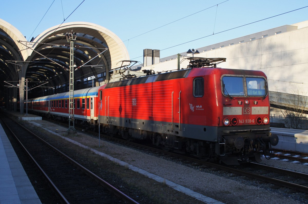Die 2. im Bunde ist 143 930-6, welche am 17.3.2016 die Regionalbahnleistungen auf der Linie 77 von Kiel Hbf. nach Neumünster fährt. Hier steht sie mit der RB21131 in Kiel Hbf. und wartet auf die Ausfahrt.  