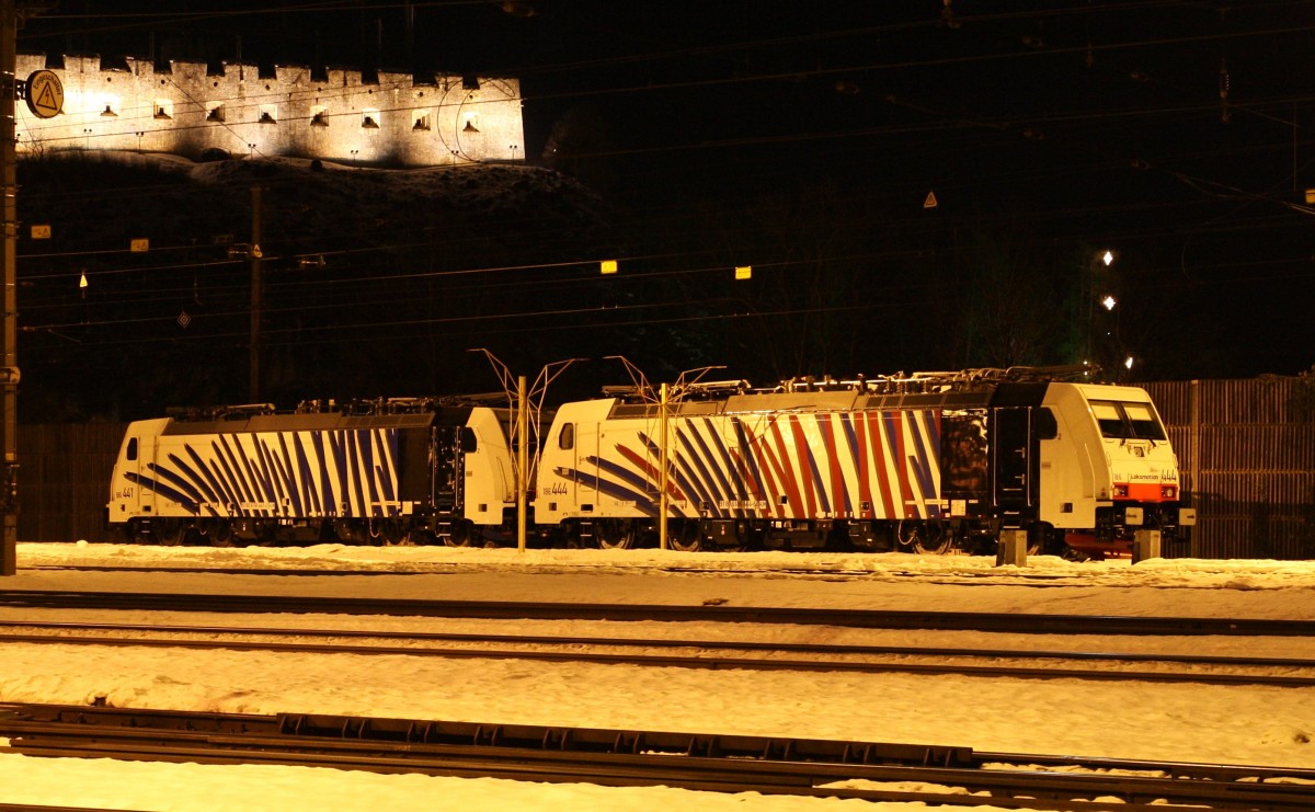 Die 2 neuen Zebras 186 441-2 und 186 444-6 von Lokomotion stehen am Abend des 6.1.2015 im Bahnhof Kufstein. Die Zulassung für Österreich und Italien fehlen noch. Die Loks von Lokomotion sehen immer super aus :-)