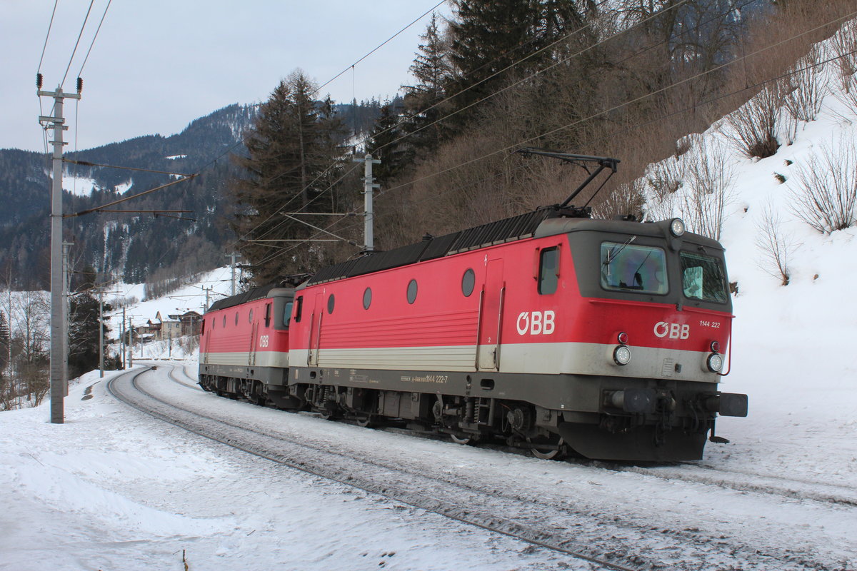 Die von 2000 bis 2004 an Lokomotion vermietete 1044 222 (hier als 1144 222) fährt am 19.1.2019 gemeinsam mit der 1144 233 als GLZ87674 von Mürzzuschlag nach Gloggnitz hier beim Halt am Ausfahrsignal vob Spital am Semmering