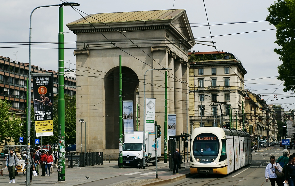 Die 2008 bis 2009 gelieferten Sirietto 7601 bis 7633 sind momentan die neuesten Fahrzeuge der ATM, hier trifft die Nr. 7616 am 02.05.2019 an der Porta Ticinese ein. Das ursprüngliche aus dem 16. Jahrhundert stammende Tor wurde durch diesen Neubau im neoklassizistischen Stil (1801 bis 1814) ersetzt.