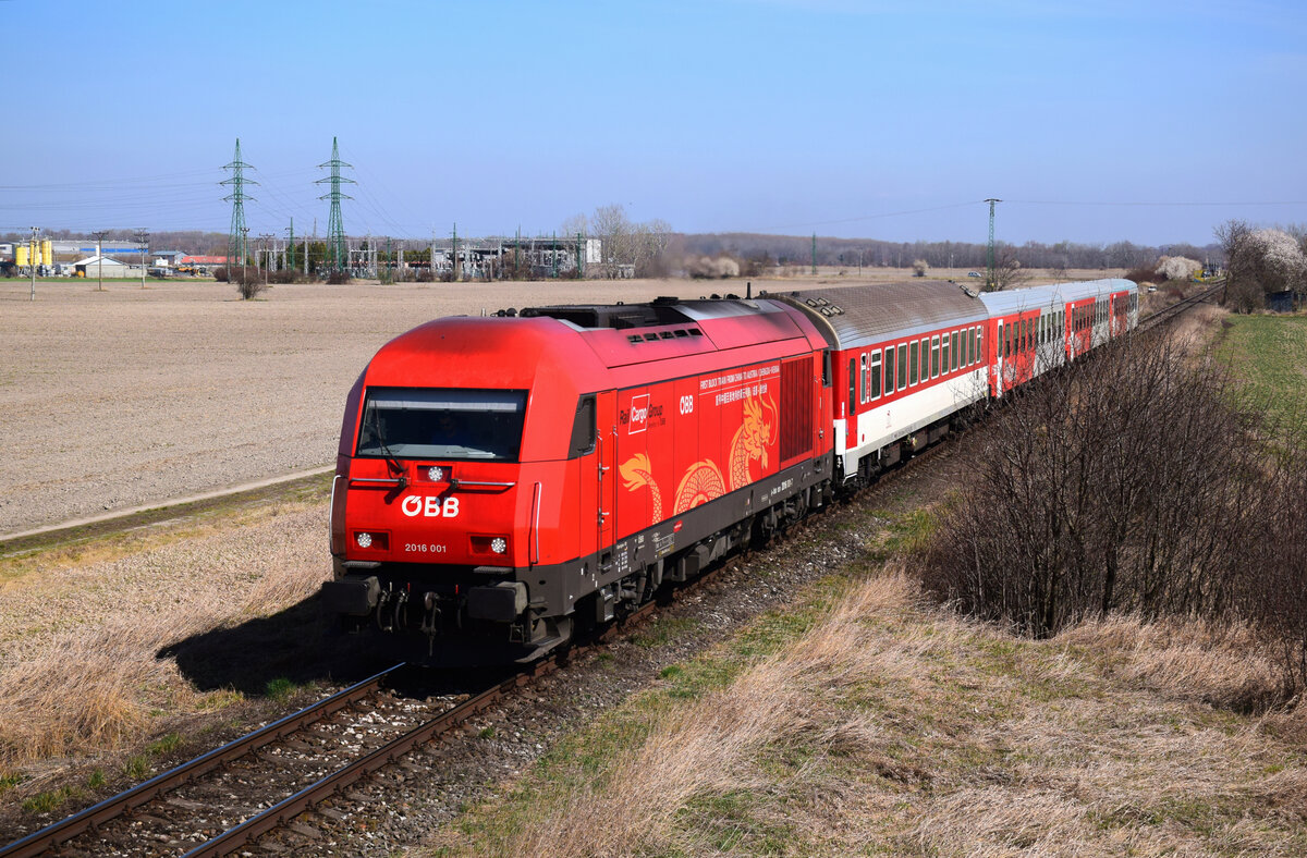 Die 2016 001 (die einzige Werbe Hercules von ÖBB) mit dem Os4320 (Regionalzug) auf dem Weg von Komárno nach Bratislava kurz vor Komárno Nová Stráž.
27.03.2022.