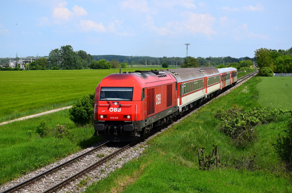 Die 2016 006 mit einem Regionalzug von Komárno (Komárom) nach Bratislava Hlavná Stanica (Pozsony Főpályaudvar) zwischen Komárno (Komárom) und Komárno Nová Stráž (Örsújfalu).
21.05.2023.