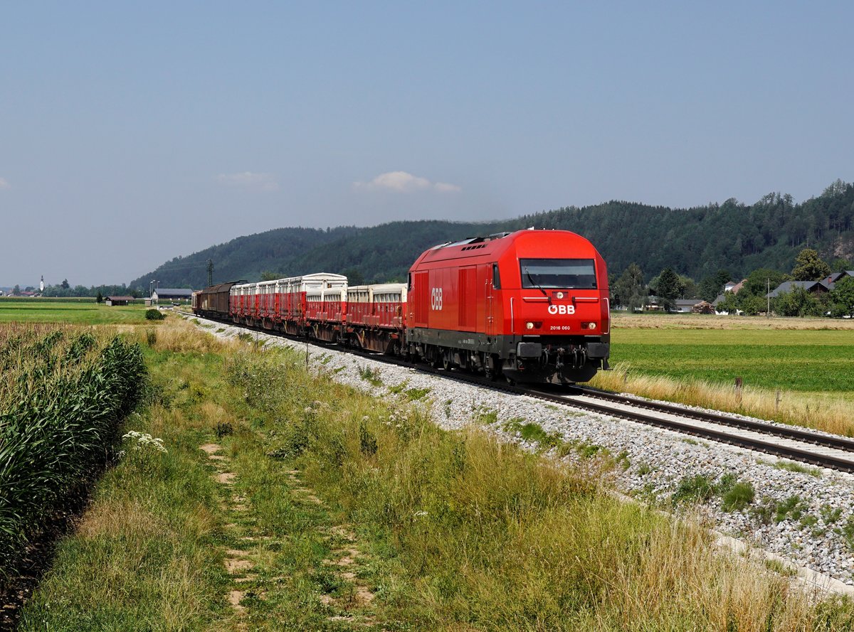 Die 2016 060 mit einem Güterzug am 26.07.2019 unterwegs bei Achenlohe.