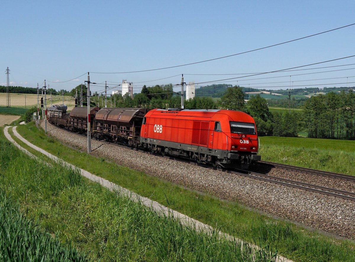 Die 2016 063 mit einem Güterzug am 19.05.2017 unterwegs bei Haiding.