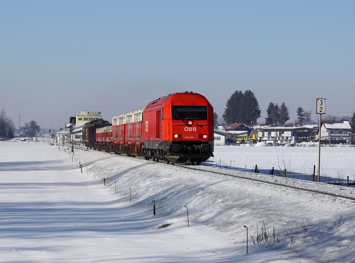 Die 2016 064 mit einem Güterzug am 27.01.2017 unterwegs bei Friedburg.