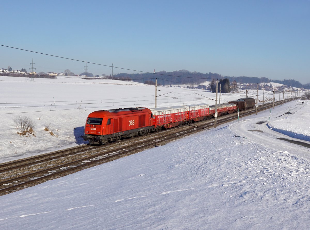 Die 2016 064 mit einem Güterzug am 27.01.2017 unterwegs bei Köstendorf.