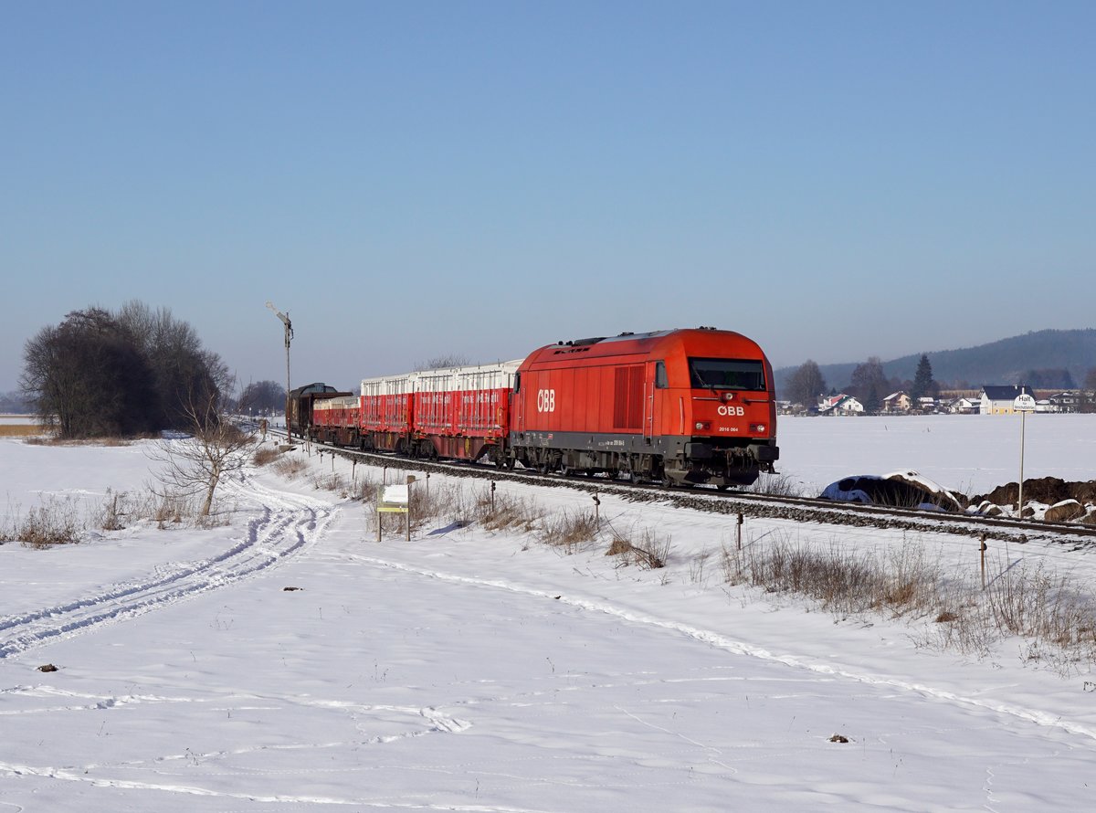 Die 2016 064 mit einem Güterzug am 27.01.2017 unterwegs bei Munderfing.