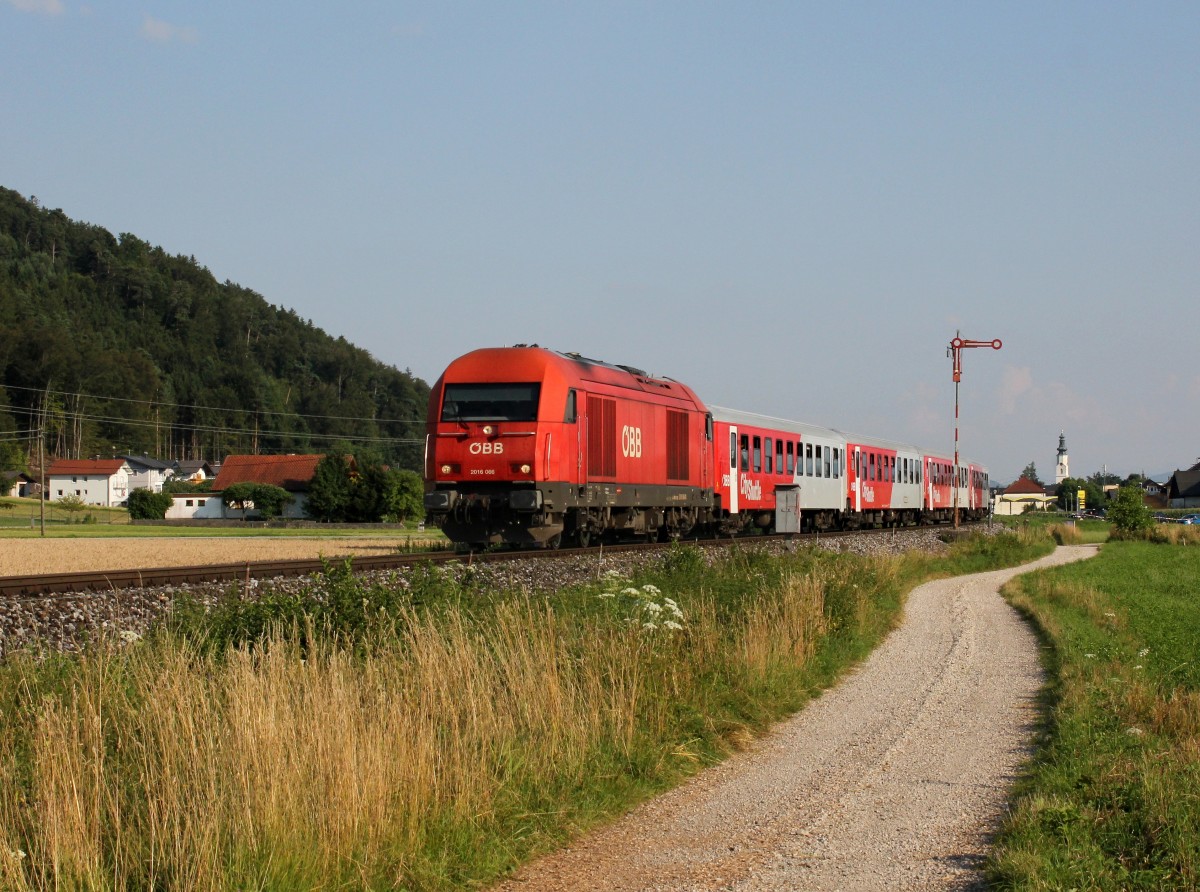 Die 2016 066 mit einem REX nach Braunau am 18.07.2014 unterwegs bei Munderfing.
