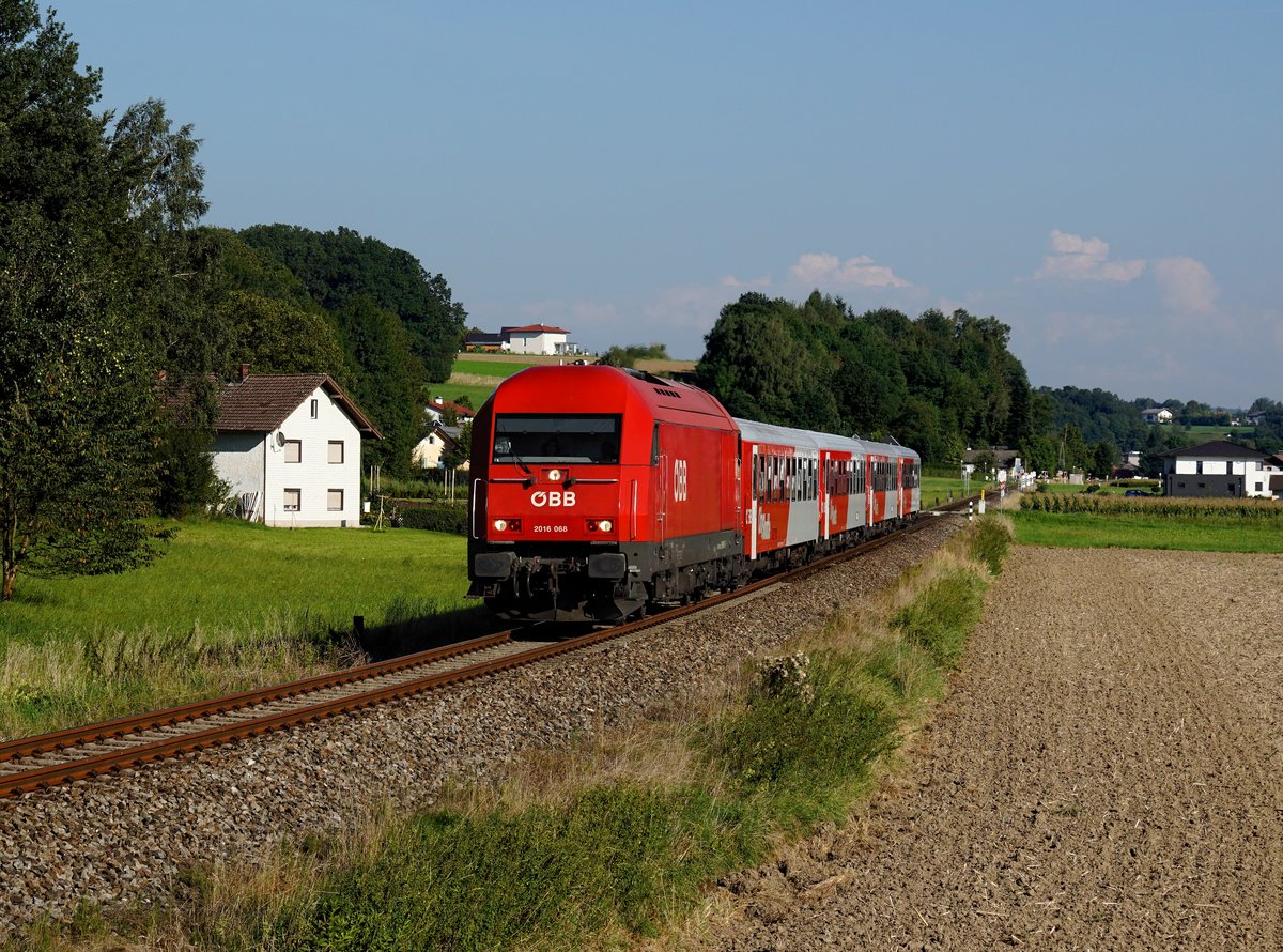 Die 2016 068 mit einem REX nach Braunau am 18.08.2017 unterwegs bei Mauerkirchen.