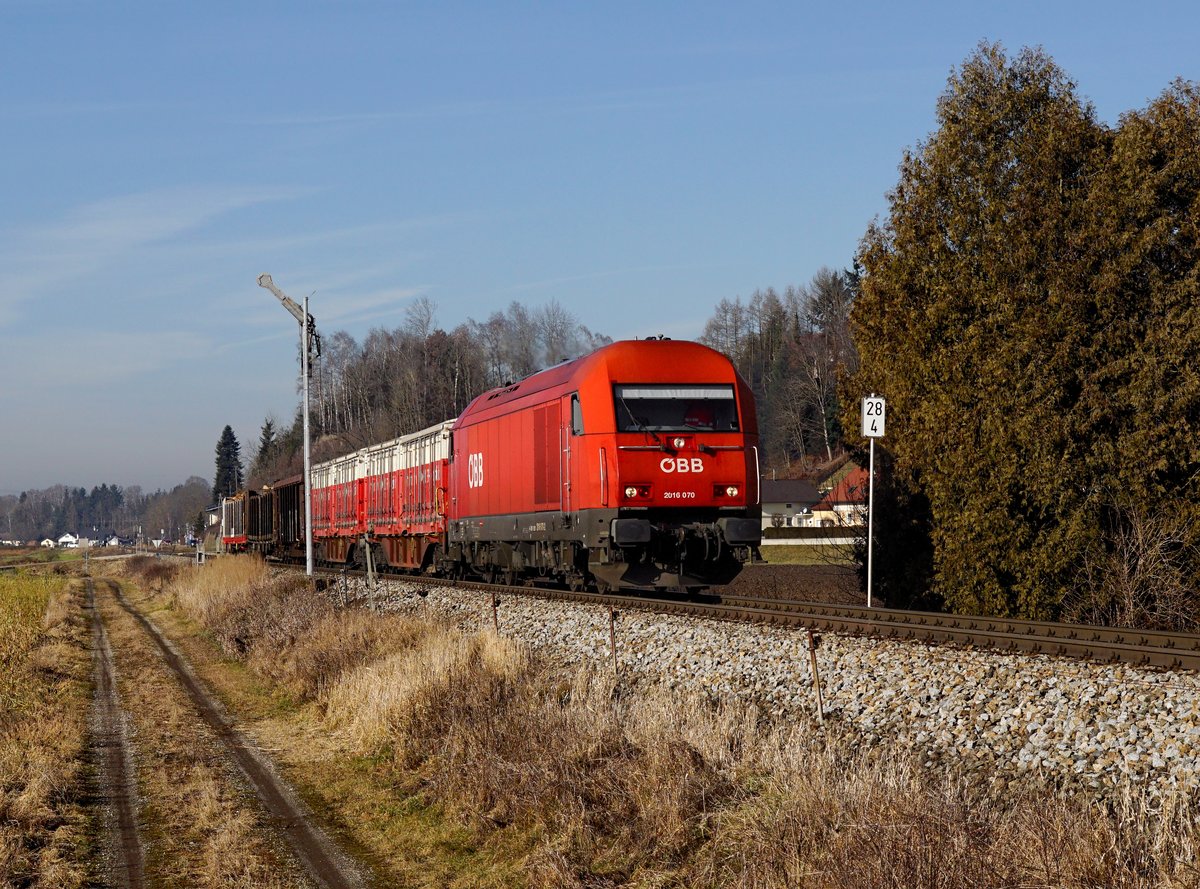 Die 2016 070 mit einem Güterzug nach am 17.01.2020 unterwegs bei Mauerkirchen.