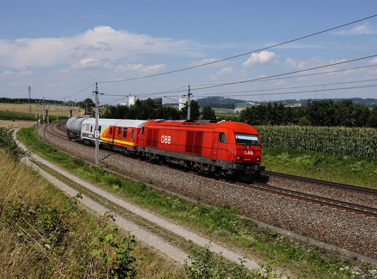 Die 2016 071 mit einem Hilfszug am 20.07.2018 unterwegs bei Haiding.