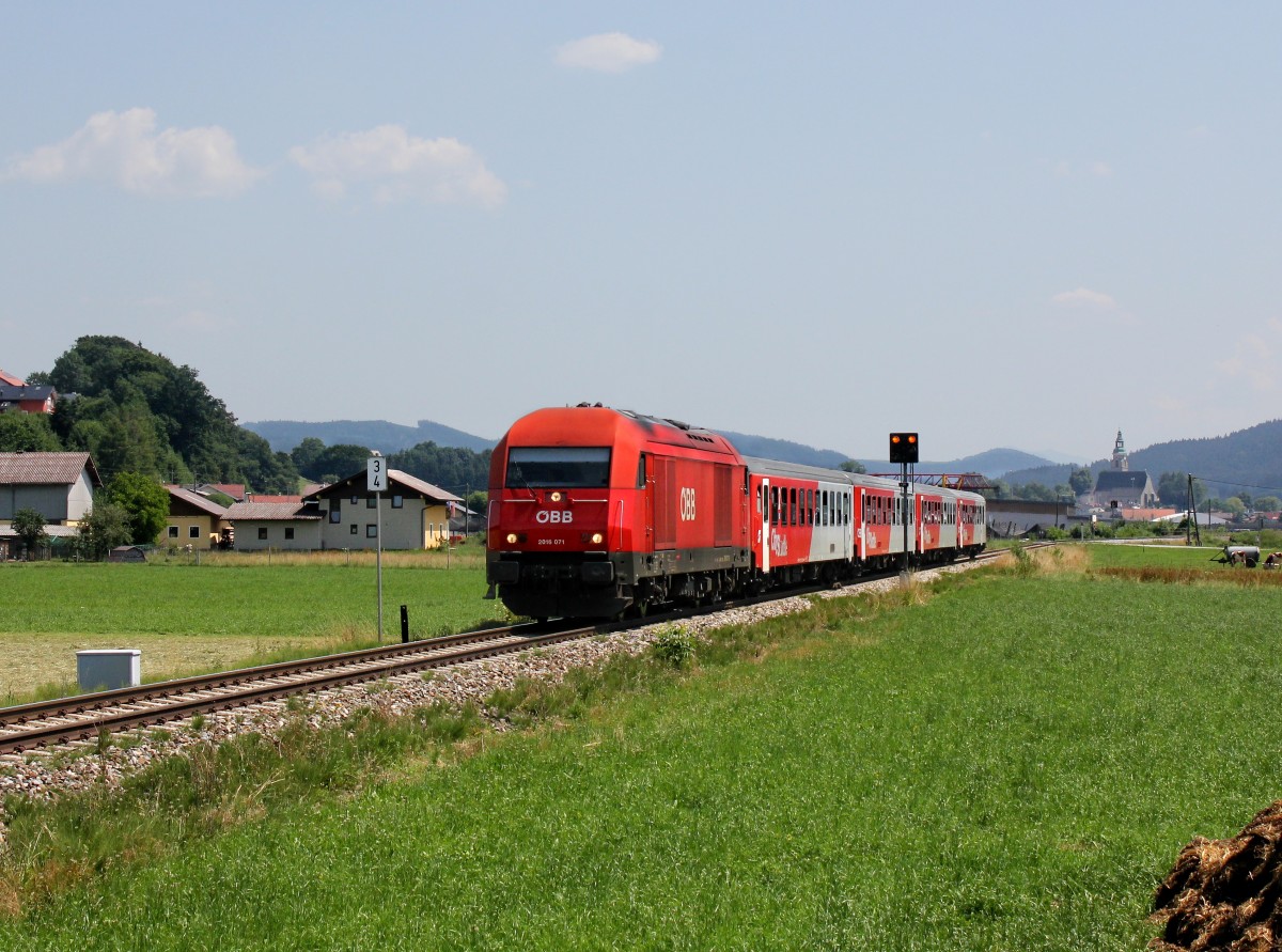 Die 2016 071 mit einem REX nach Braunau am 17.07.2015 unterwegs bei Friedburg.