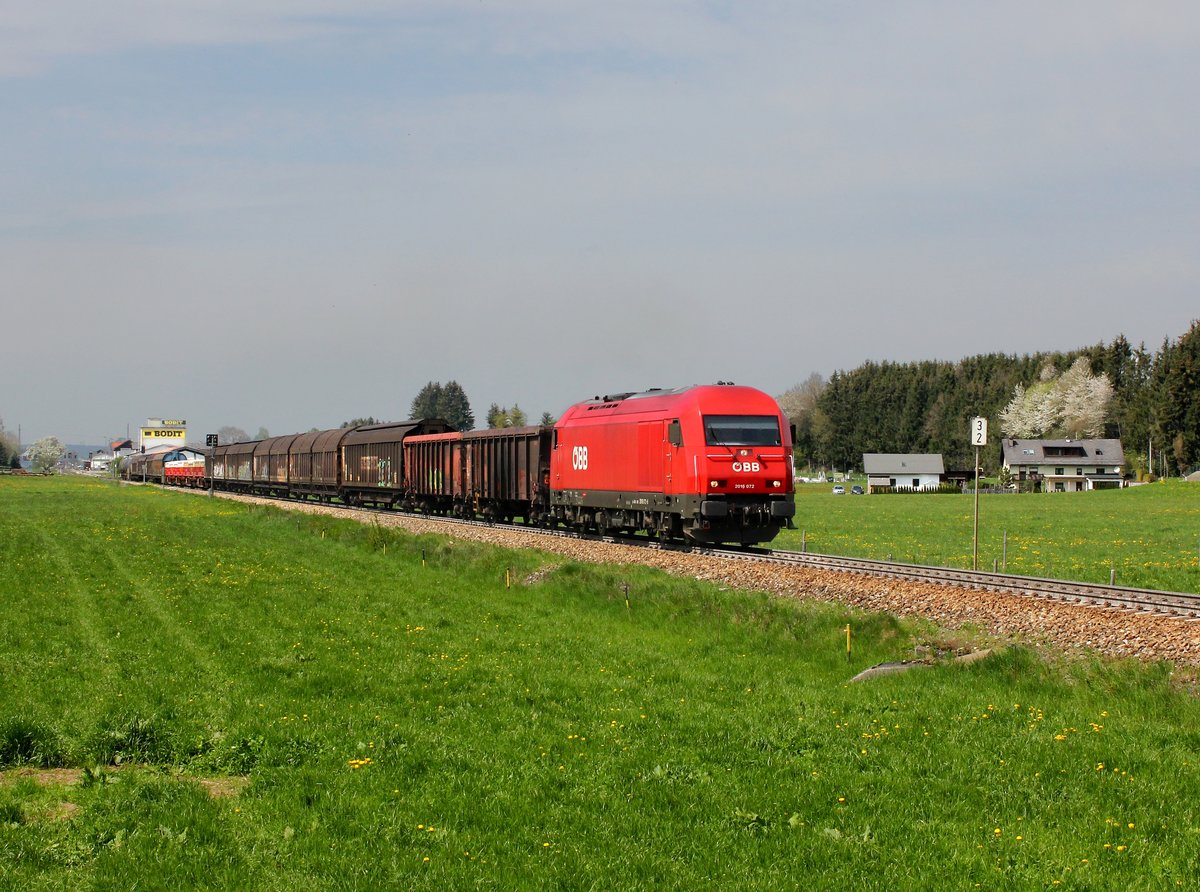 Die 2016 072 mit einem Güterzug am 22.04.2016 unterwegs bei Friedburg.