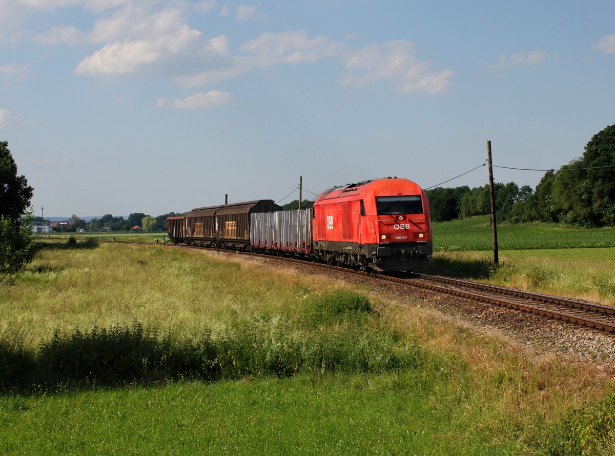 Die 2016 073 mit einem Güterzug am 13.06.2014 unterwegs bei Uttendorf-Helpfau.