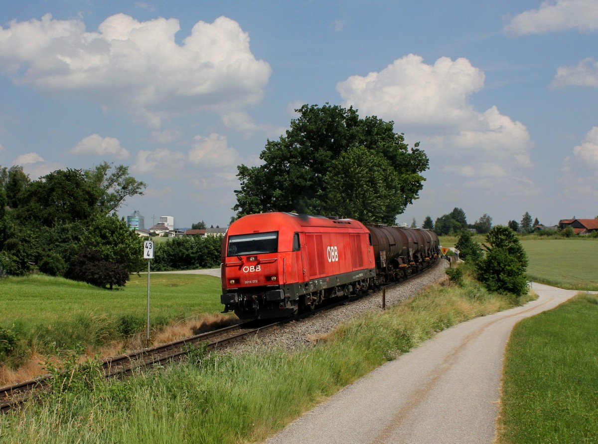Die 2016 073 mit einem Kesselzug am 13.06.2014 unterwegs bei Gallenberg.