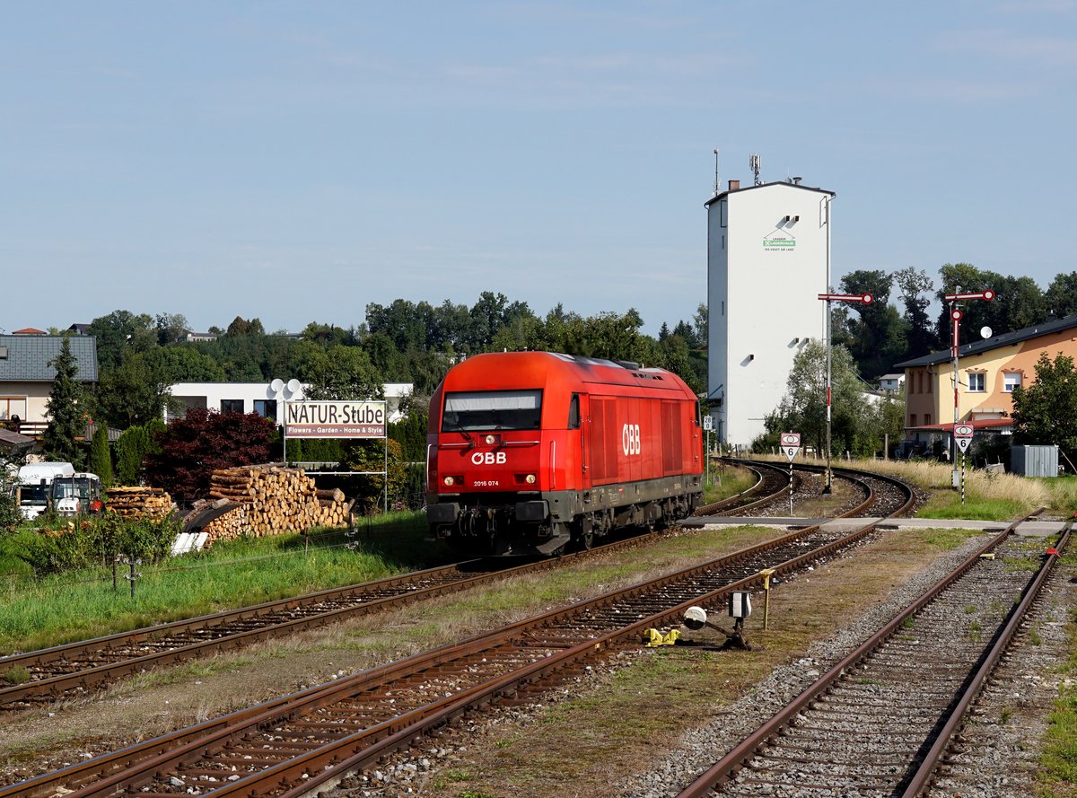 Die 2016 074 am 25.08.2017 bei der Durchfahrt in Mauerkirchen.