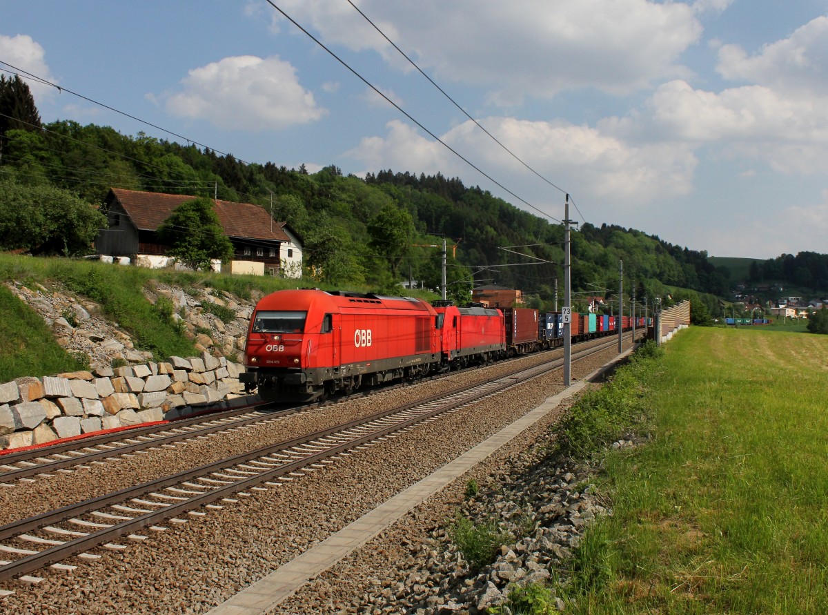 Die 2016 075 und die 185 274 mit einem Containerzug am 16.05.2015 unterwegs bei Wernstein.