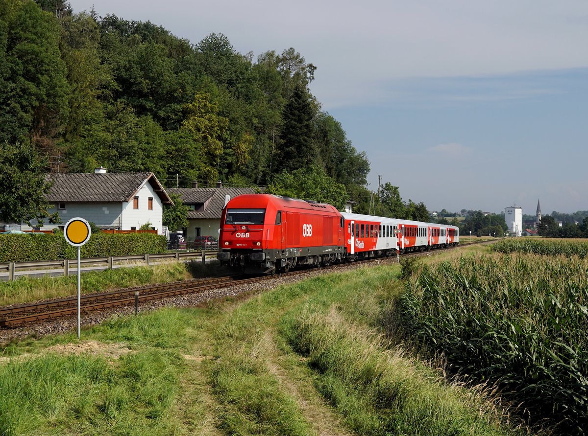die 2016 077 mit einem REX nach Braunau am 03.08.2018 unterwegs bei Mauerkirchen.