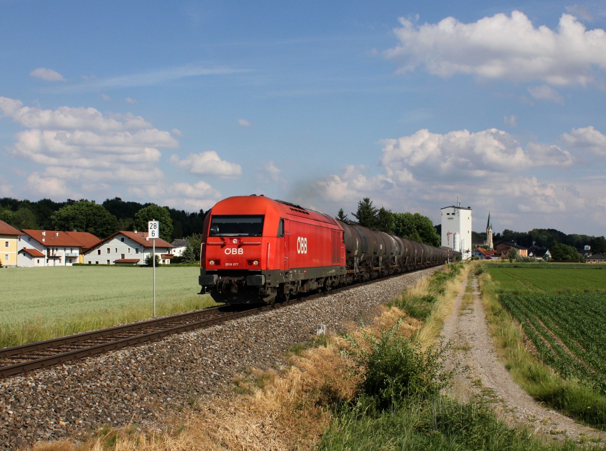 Die 2016 077 mit einem Kesselzug am 13.06.2014 unterwegs bei Mauerkirchen.