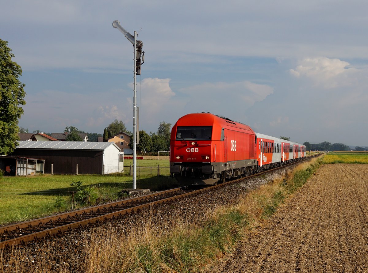 die 2016 078 mit einem REX nach Braunau am 03.08.2018 unterwegs bei Mauerkirchen.