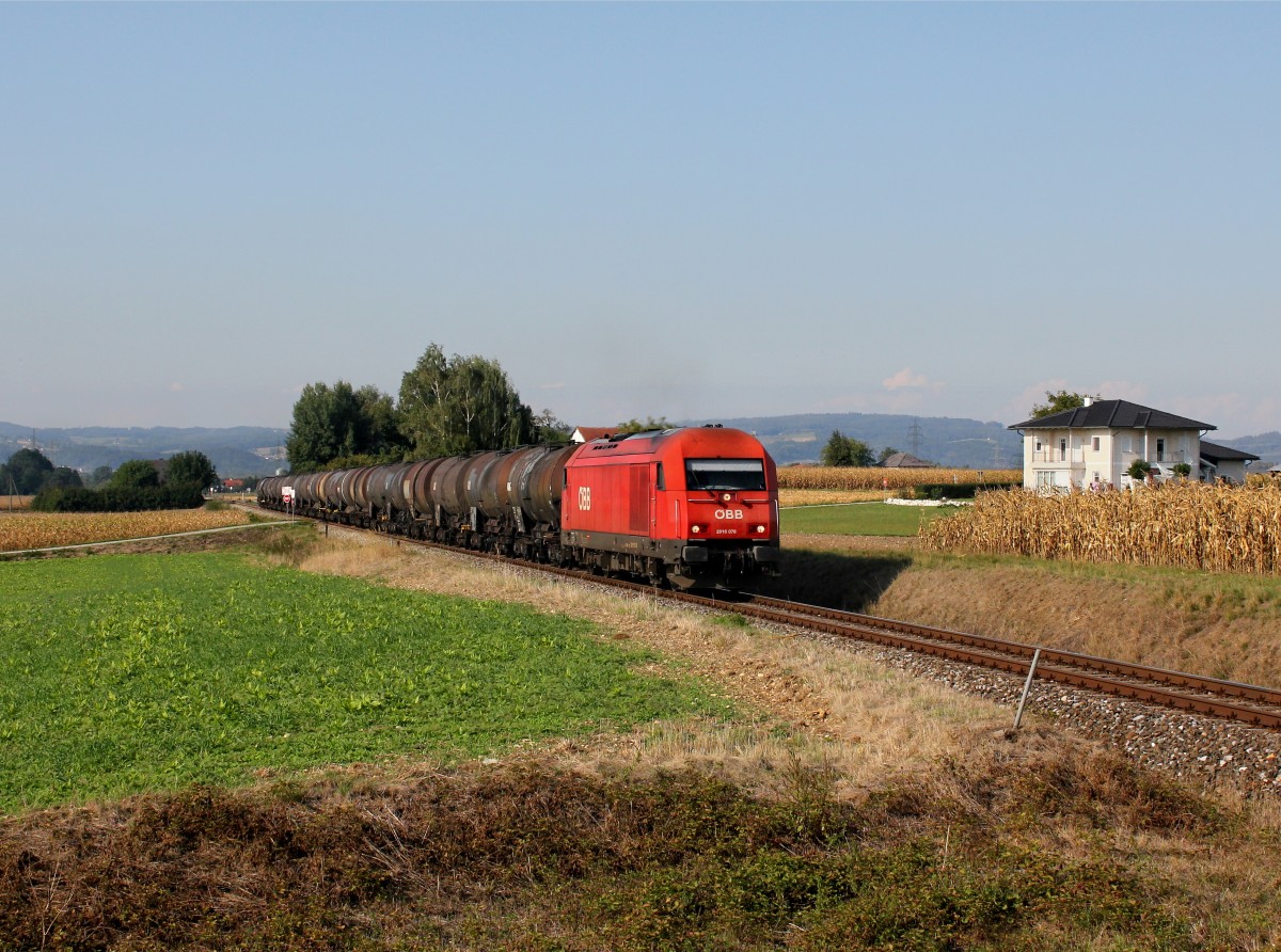Die 2016 078 mit einem Kesselzug am 11.09.2015 unterwegs bei Aching.