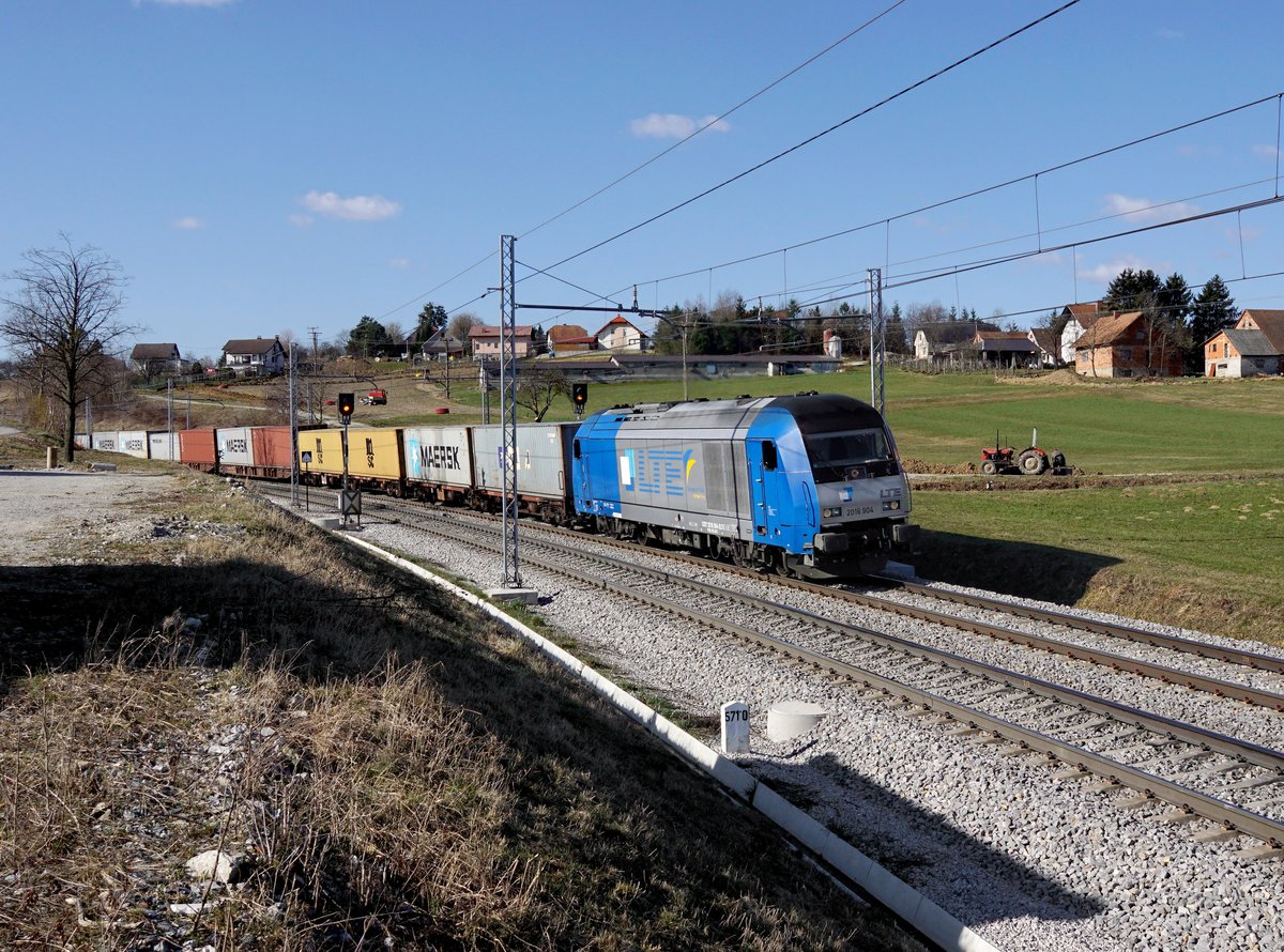 Die 2016 904 mit einem Containerzug am 11.03.2017 unterwegs bei Črešnjevec.