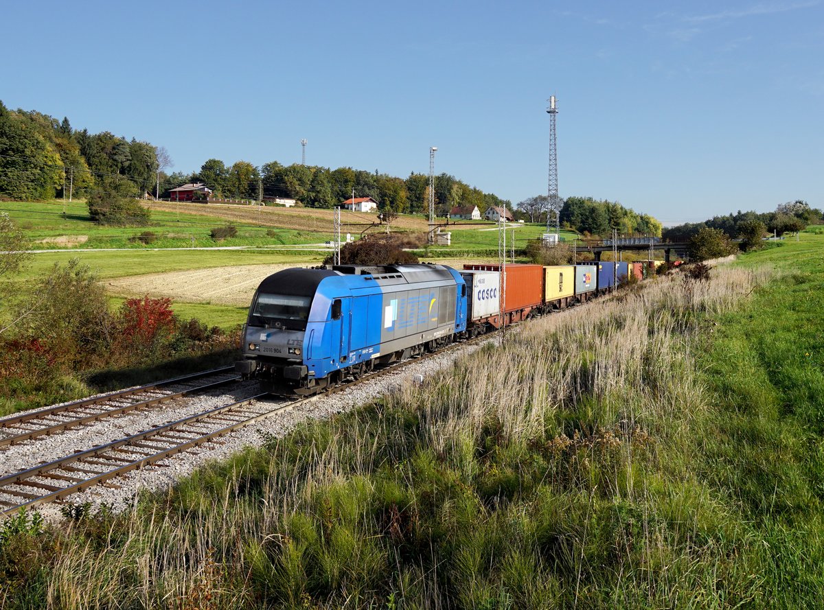 Die 2016 904 mit einem Containerzug am 05.10.2017 unterwegs bei Križni Vrh.