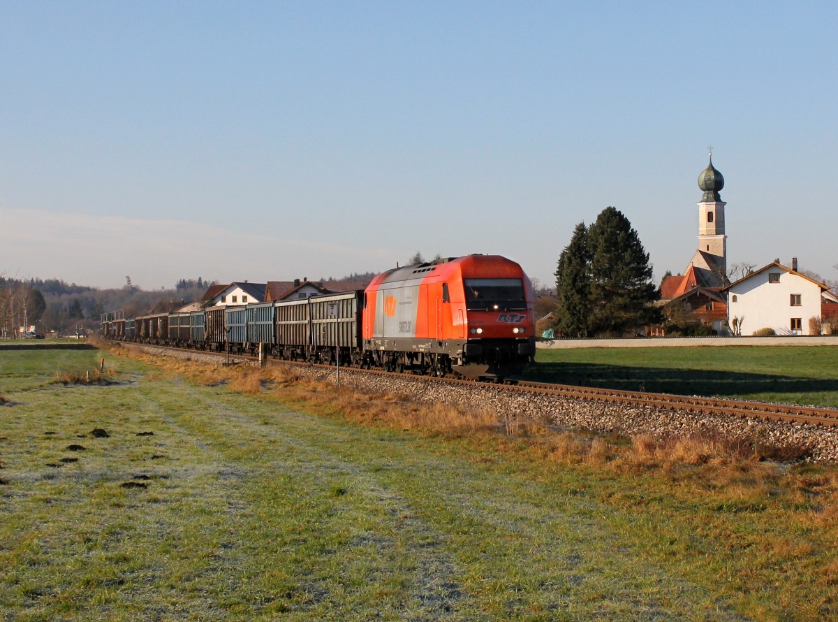 Die 2016 908 mit einem Petrolkokszug am 24.12.2014 unterwegs bei Heiligenstatt.