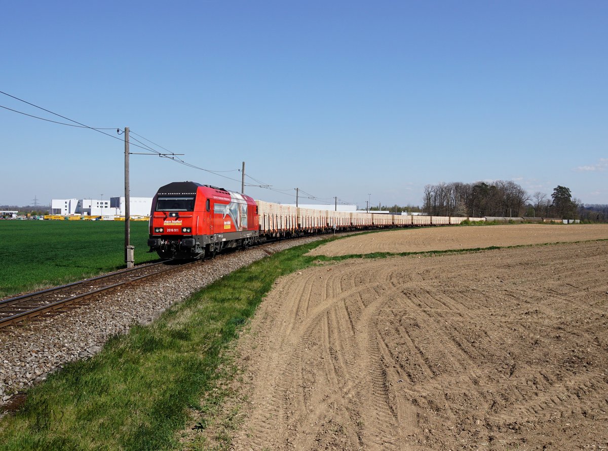 Die 2016 911 mit einem Güterzug am 18.04.2019 unterwegs bei Lambach.