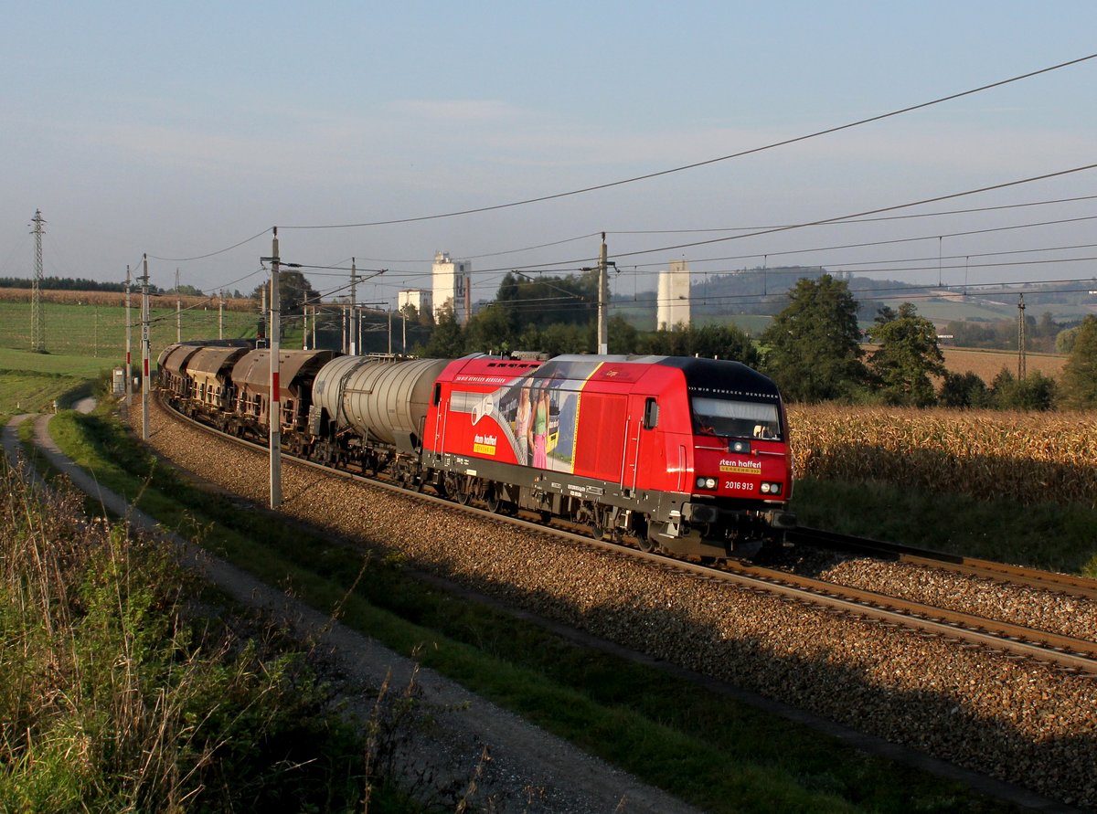 Die 2016 913 mit einem Güterzug am 06.10.2014 unterwegs bei Haiding.