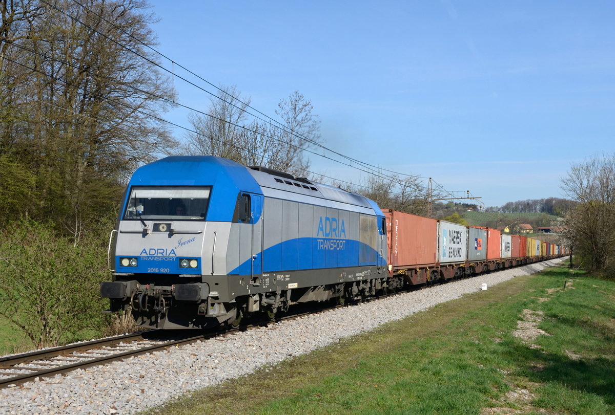 Die 2016 920  Adria Transport  war am 13. April 2015 dem Containerzug 41441 von Kalsdorf nach Koper vorgespannt, und wurde von mir in Sentilj unweit der Staatsgrenze fotografiert.