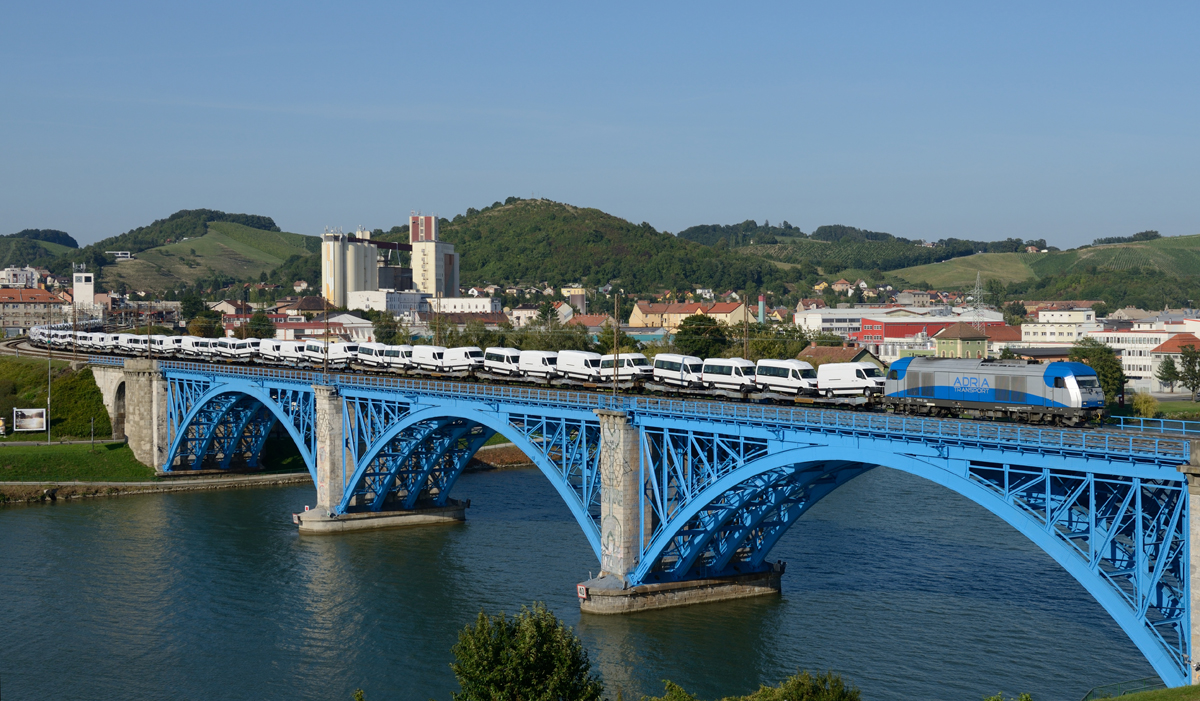 Die 2016 920  Adria Transport  war am Nachmittag des 12. Septembers 2015 mit dem Autozug 41443 nach Koper unterwegs, und wurde von mir während der Überquerung der frisch renovierten Draubrücke in Maribor fotografiert. 