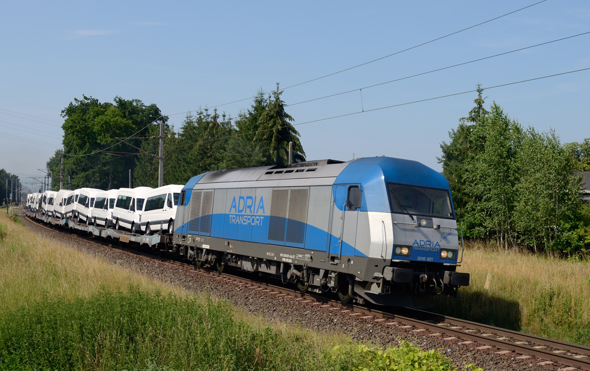 Die 2016 921  Adria Transport  war am 04. Juli 2015 mit dem LTE-Autozug 41443 nach Spielfeld-Straß unterwegs und wurde von mir in Werndorf fotografiert. 