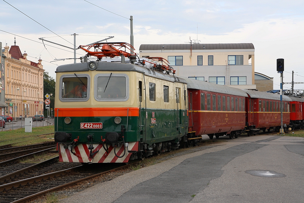 Die 2016 hauptausgebesserte CSD E422 0003 (CD 100 003-3, Skoda Pilsen, Baujahr 1957, Fabr.Nr. 3375, 1500V=) am 25.August 2018 im Bahnhof Tabor.