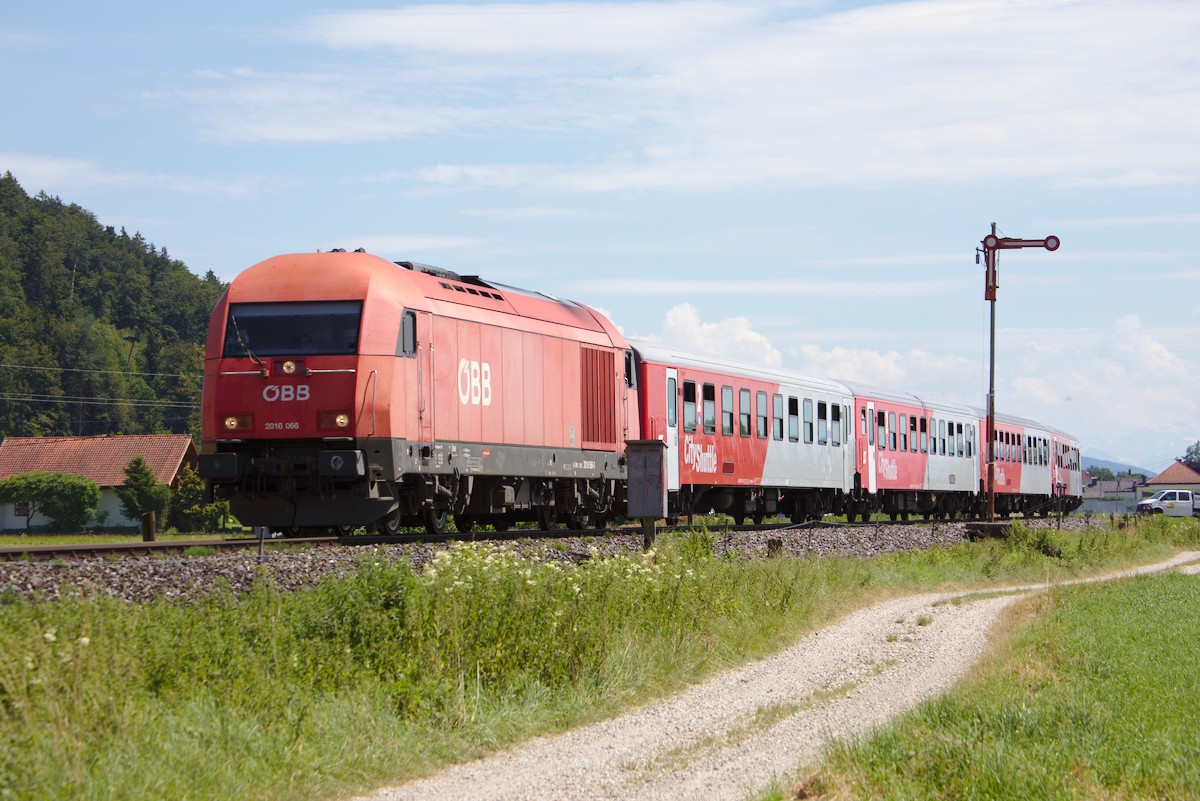 Die 2016.066 verlässt gerade mit dem REX 5817 den Bahnhof Munderfing. (08.07.2016)